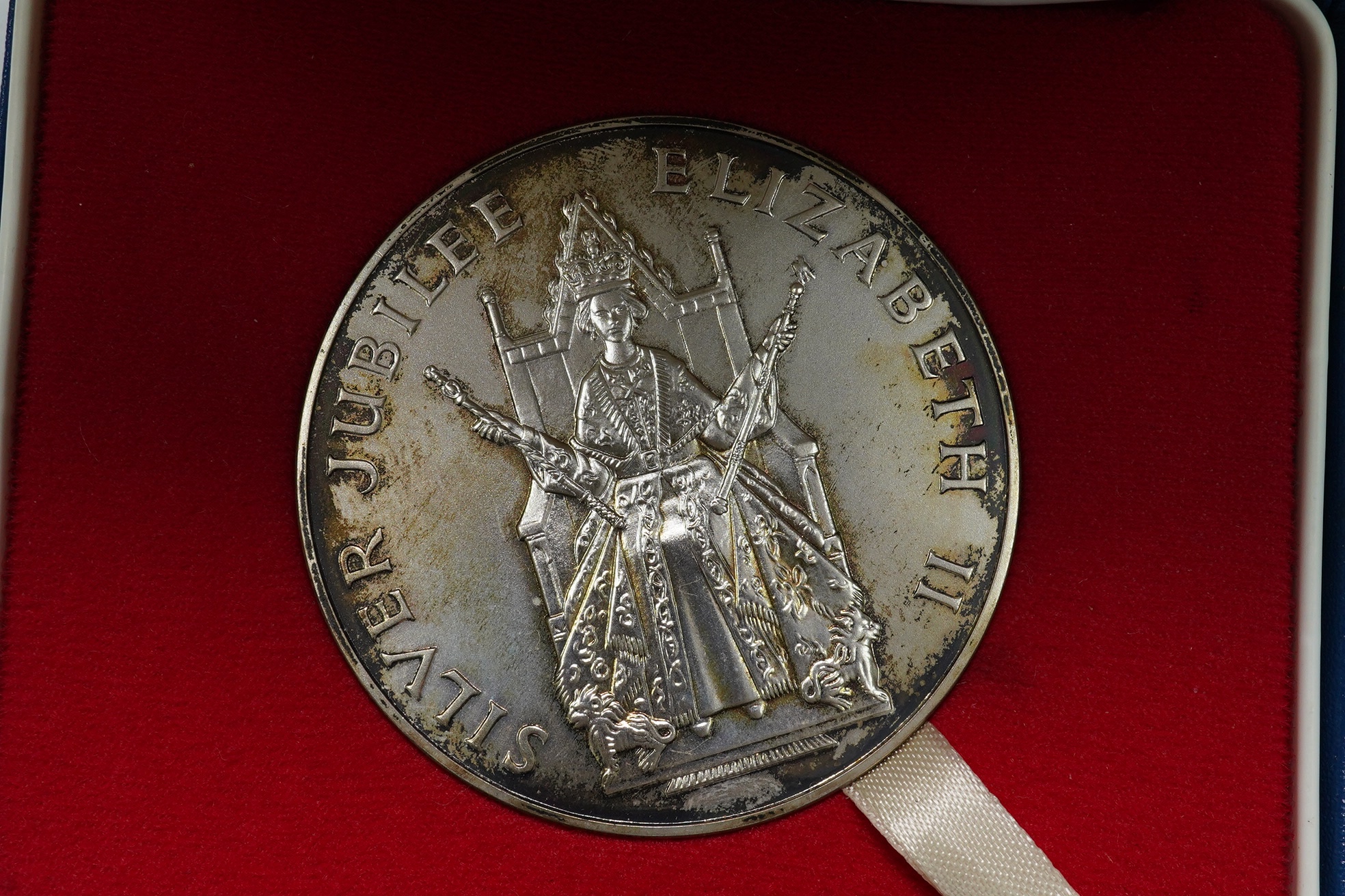 British Royal commemorative medals, Victoria Diamond Jubilee large silver medal, toned about UNC, in case of issue, two George VI and Queen Mary silver jubilee medals, 1935 and Elizabeth II silver jubilee large silver me